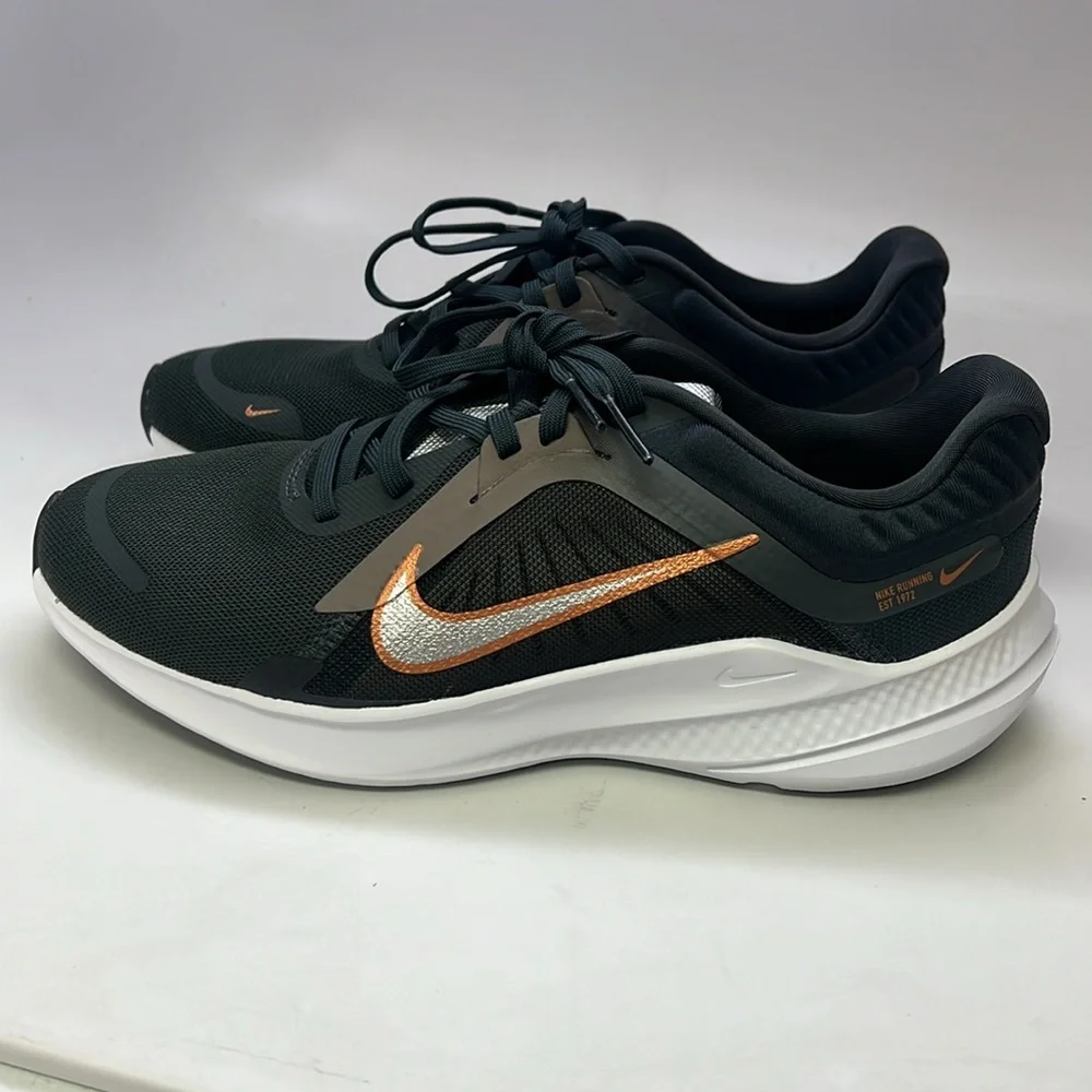 Women’s Nike Quest 5 Sneakers Size 7.5 Dark Smoke Grey/ Metallic Silver NWOB - Picture 2 of 9